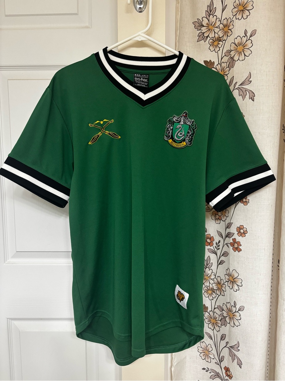 Box Lunch Harry Potter Jersey Men's L Slytherin Green Quidditch 2018 Snake EUC